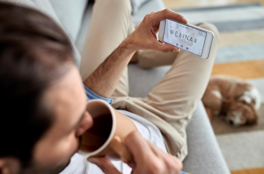 Famiglia che organizza routine a casa