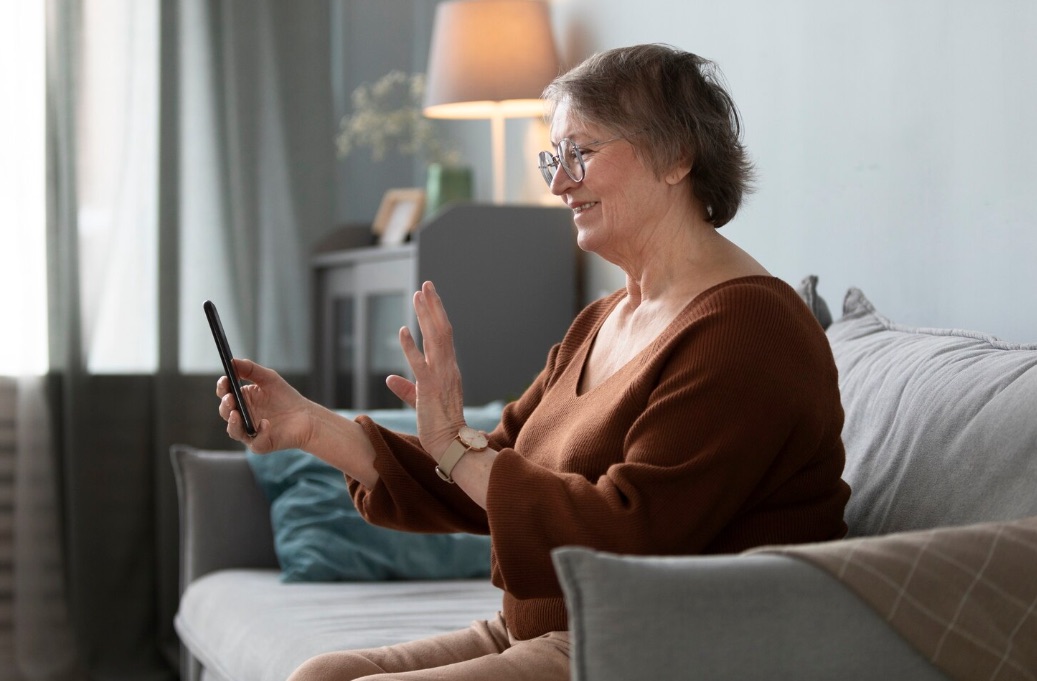 Persone in coda ufficio pubblico