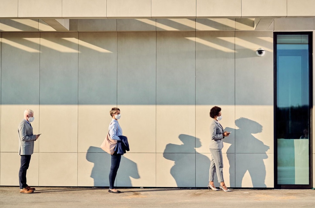 Anziani che usano smartphone a casa